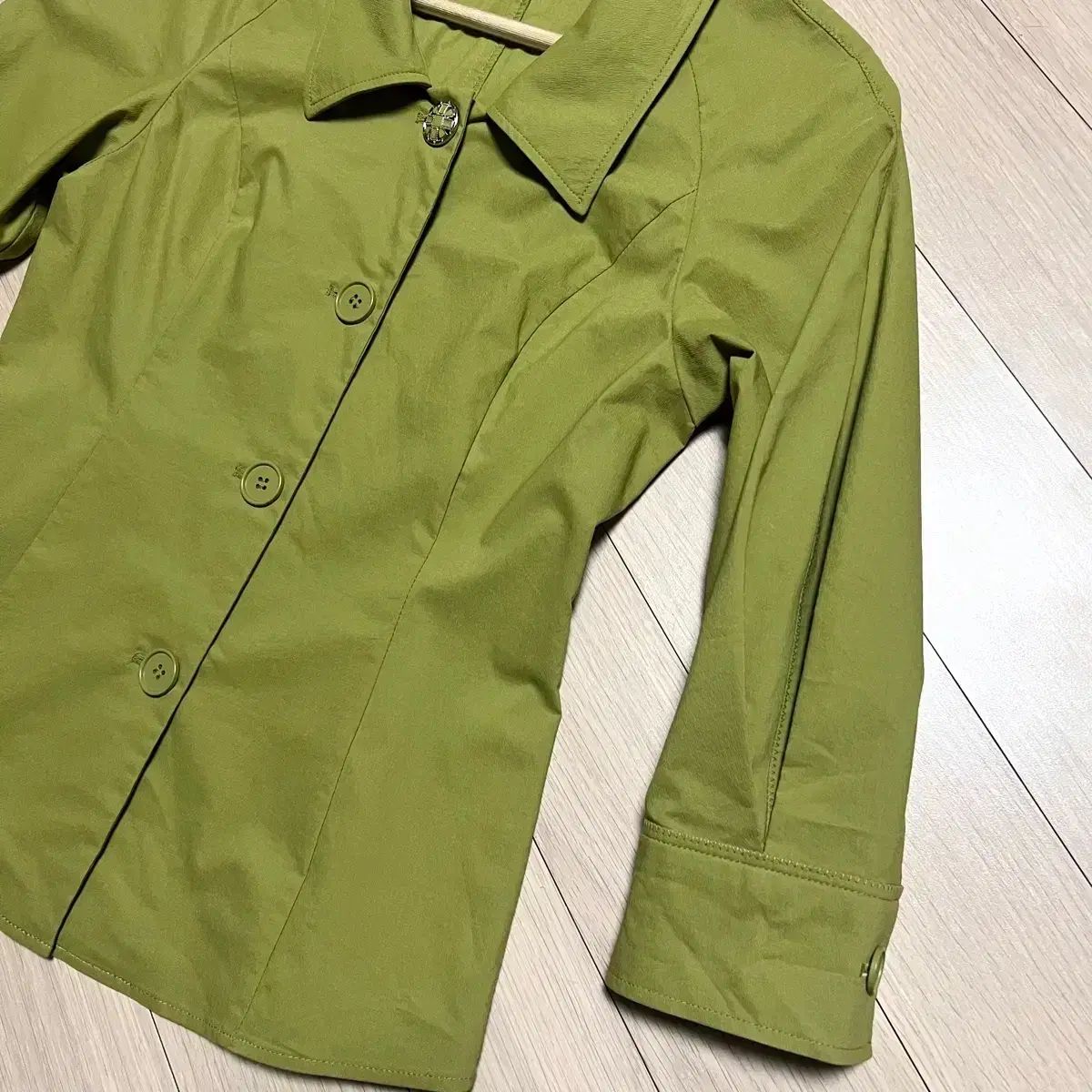 イッミシャ ストレッチ パフ 7分袖 シャツ兼ジャケット シャカシャカ素材ブラウス オリーブグリーン カーキ ゲストルック
