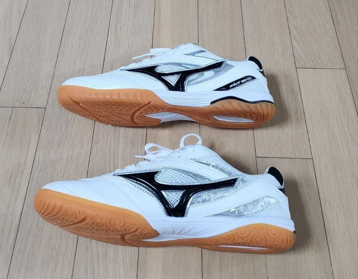 新品 260 卓球シューズ バドミントンシューズ 出品