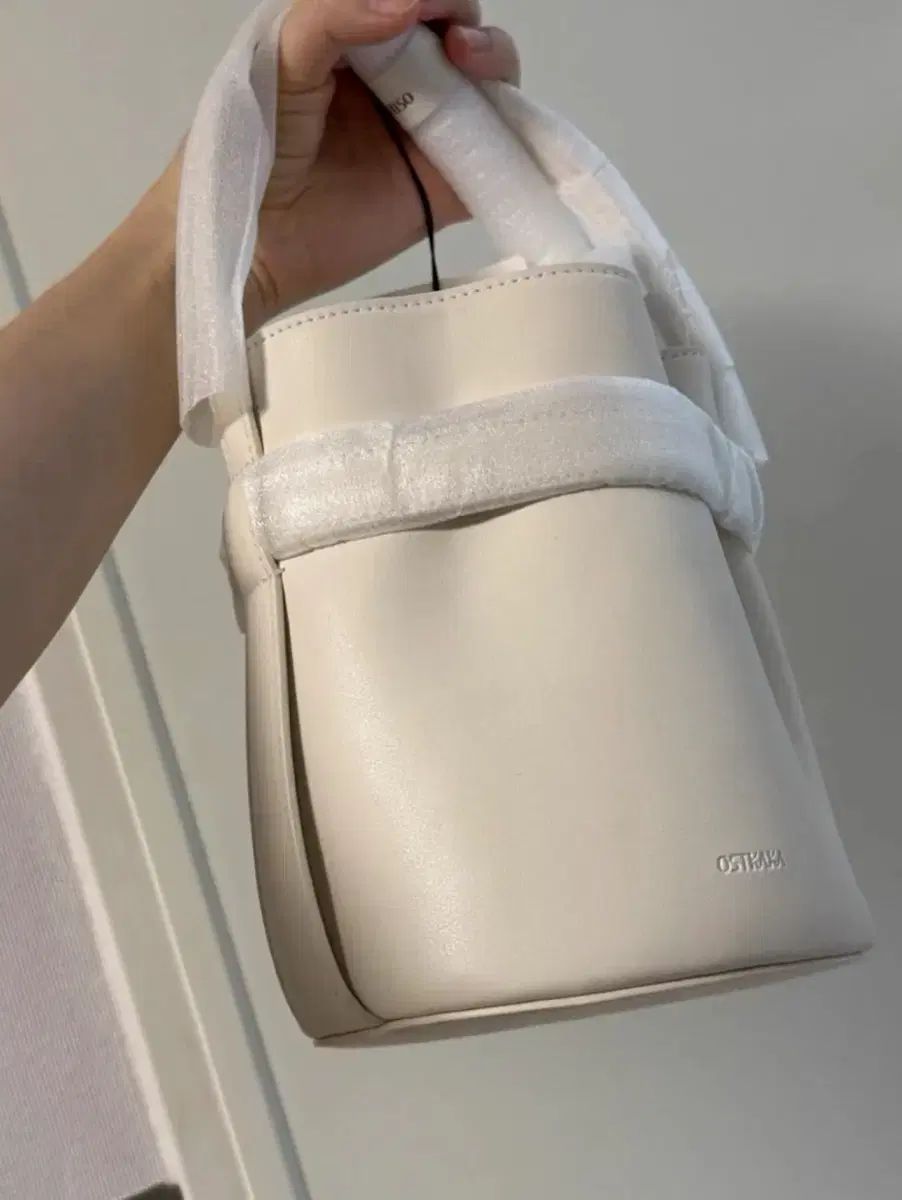 新品) オストカーカ ベルト バケットバッグ アイボリー トートバッグ クロスバック