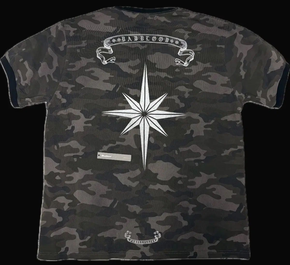L バッドブラッド コスモ リフレクティブ リンガー Tシャツ - ブラックカモ