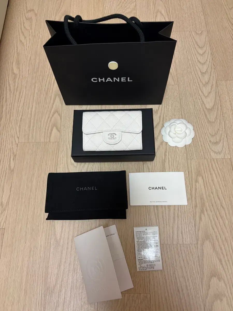 CHANEL シャネル Classic クラシック スナップボタン カードウォレット カード財布 白 ホワイト シルバー 銀장 클똑