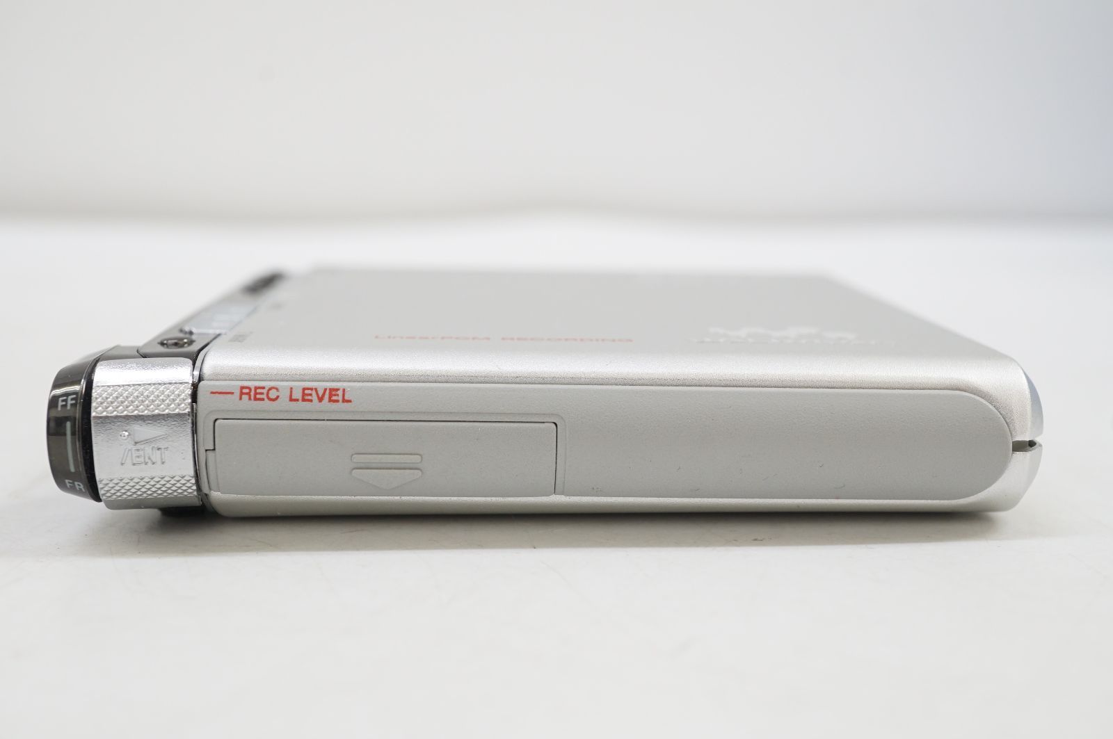 C111709) SONY ソニー ポータブルMDプレーヤー Hi-MD WALKMAN MZ-RH1