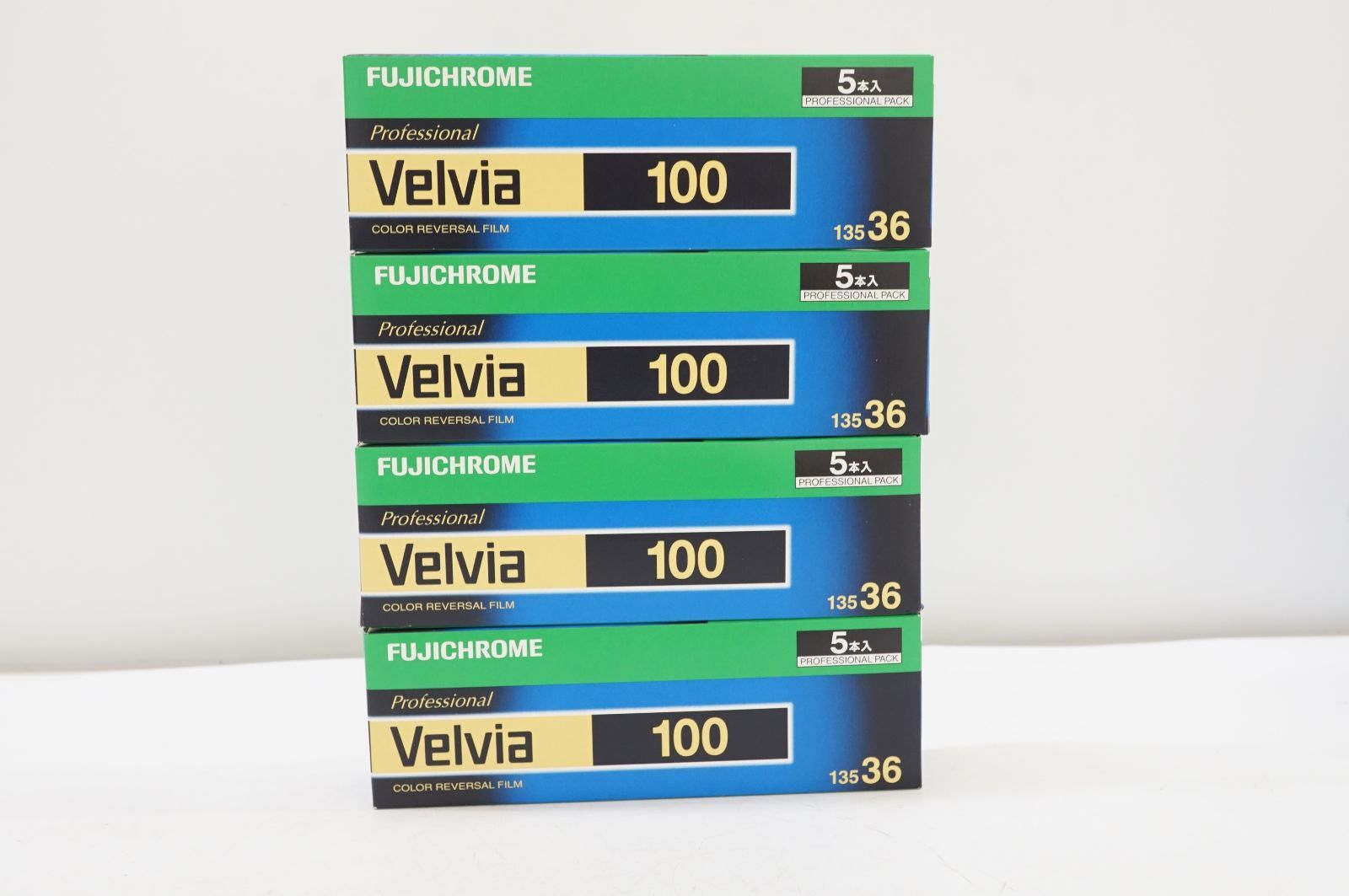 C061411)新品未開封　FUJIFILM リバーサルフィルム フジクローム Velvia 100 35mm 36枚 20本　冷凍庫保管　期限切れ　2017年４月