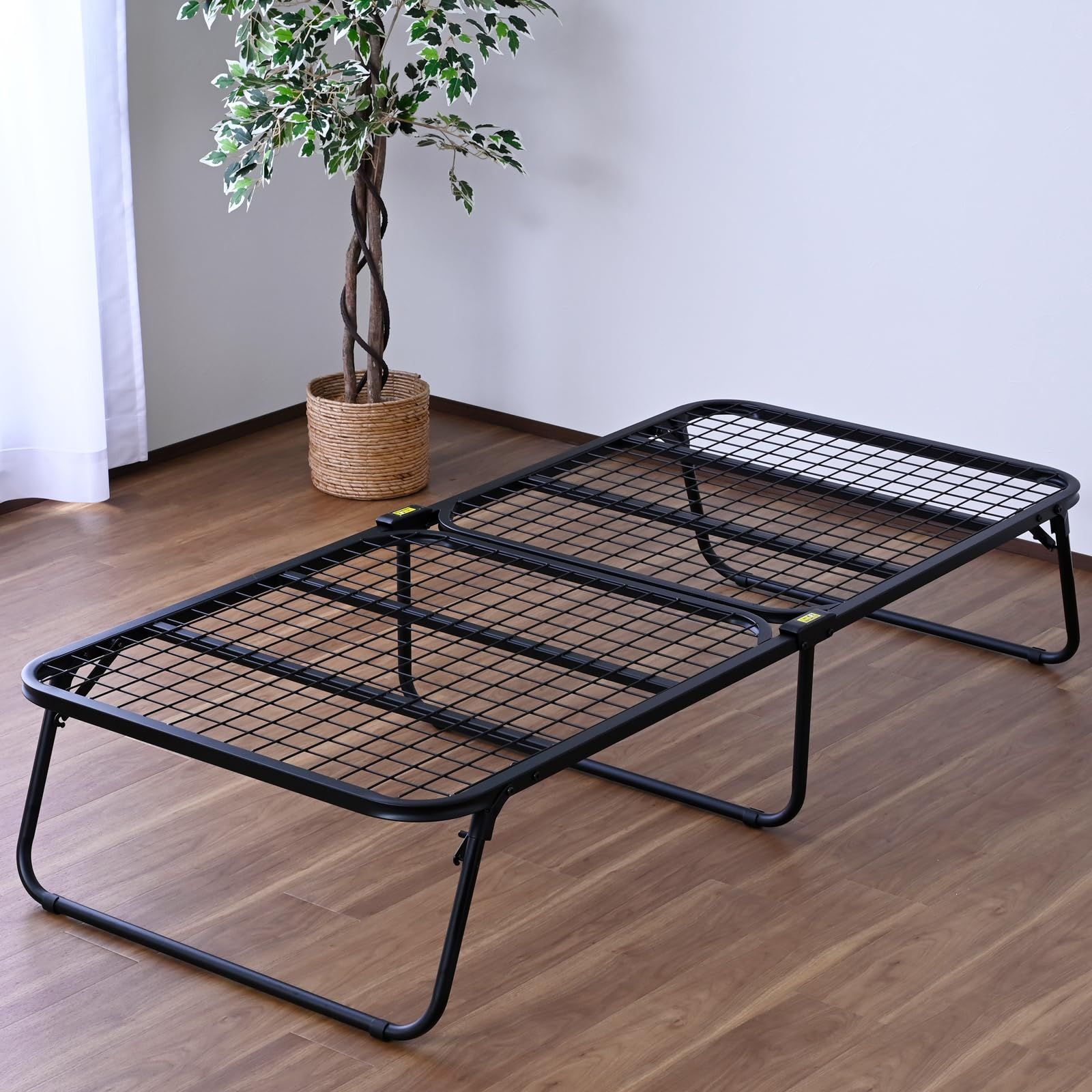 人気商品 山善(YAMAZEN) ベッド 折りたたみベッド ベッドフレーム シングル セミシングルショート 幅81.5×奥行180×高さ34.5cm 一人暮らし メッシュ マットブラック MF-80180(MBK)