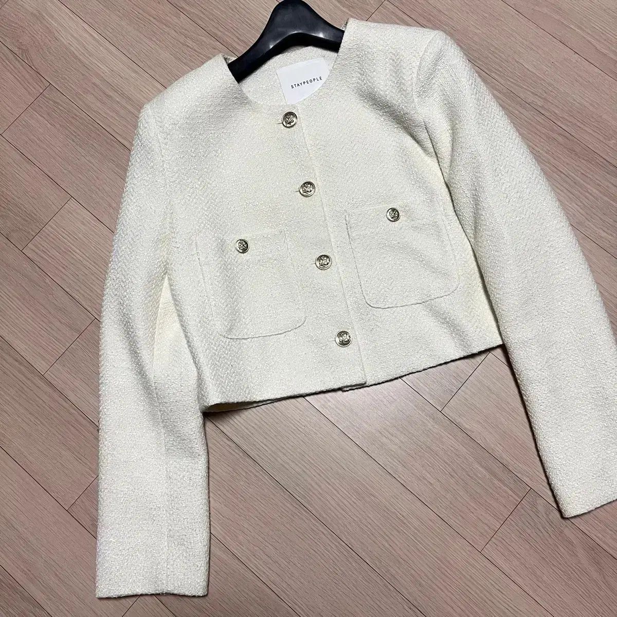 23年 STAY PEOPLE クロップド ツイード ジャケット アイボリー ノーカラー ラウンドネック ゴールド KAKS Guest Look オフィスルック