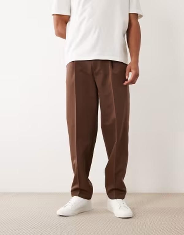 エイソス メンズ ボトムス カジュアルパンツ プリーツ ASOS DESIGN smart pleated oversized tapered pants in dark brown ブラウン