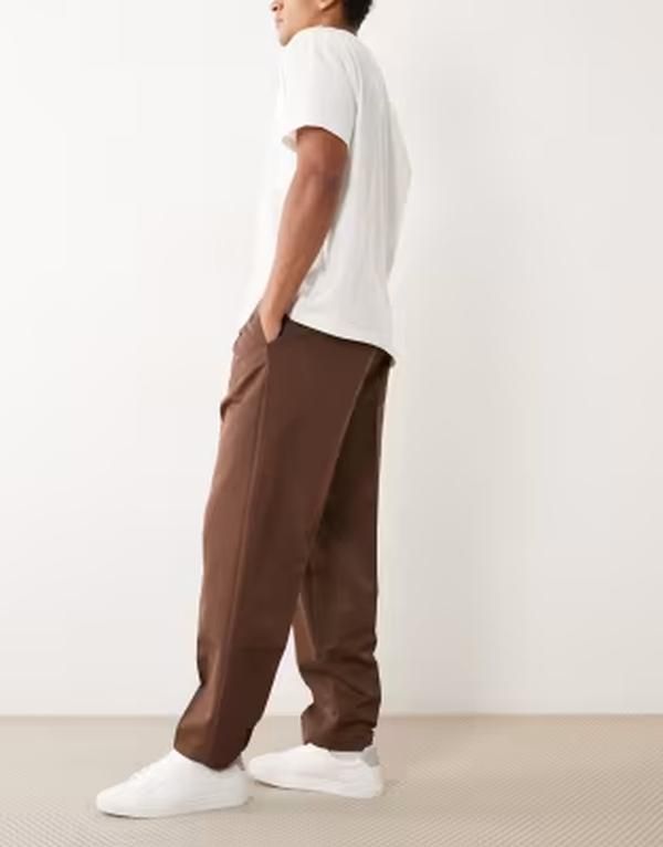 エイソス メンズ ボトムス カジュアルパンツ プリーツ ASOS DESIGN smart pleated oversized tapered pants in dark brown ブラウン
