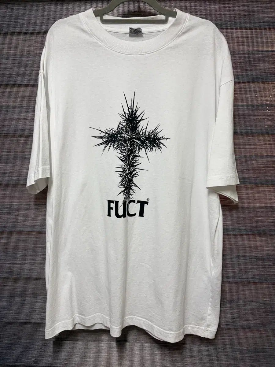 L) FUCt thorn cross Tシャツ