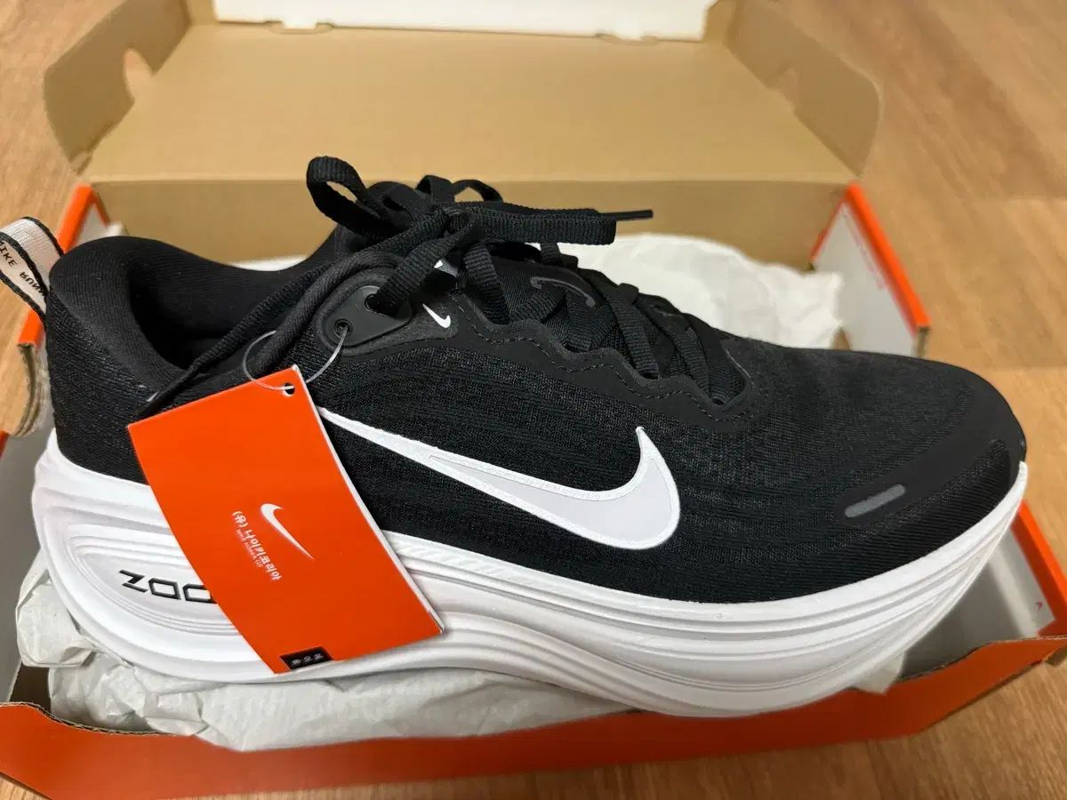 NIKE ボメロ PLUS 280 ナイキコリア タグ付き 新品 出品