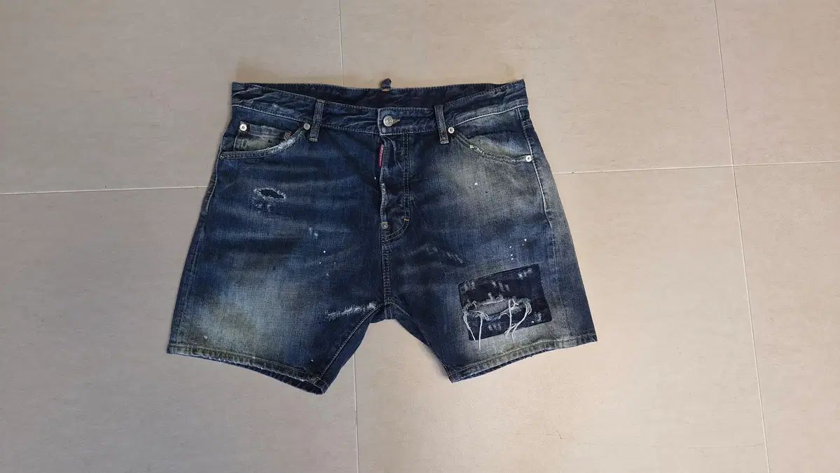 DSQUARED2 ディスケアードダメージハーフパンツ