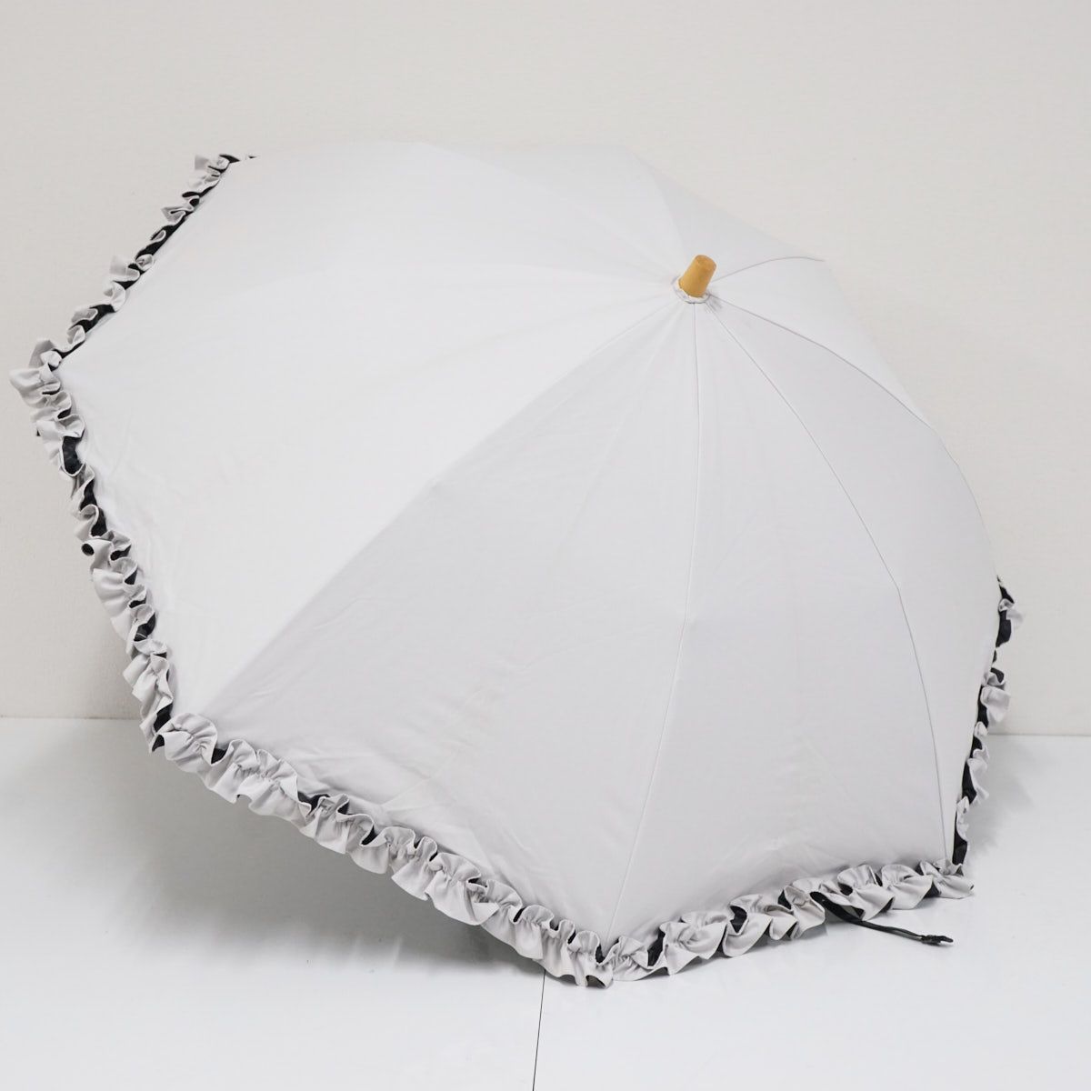 サンバリア100 完全遮光折日傘 USED美品 2段折 ボリュームフリル ホワイト UV 遮熱 折りたたみ 50cm 木曲がり手元 FS9739