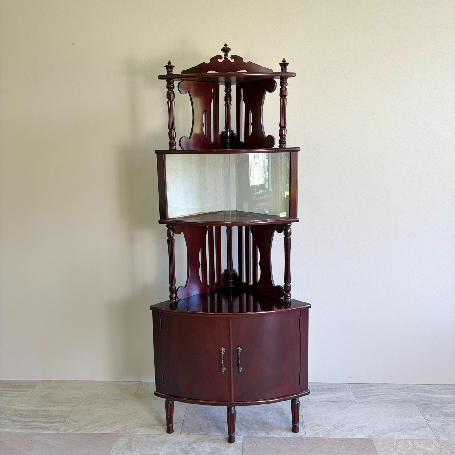 【美品・超希少】1955〜1970年製造 硝子板湾曲引戸コーナーキャビネット【昭和レトロ / 特許飾棚】 ヴィンテージ 特殊技術家具 ディスプレイ