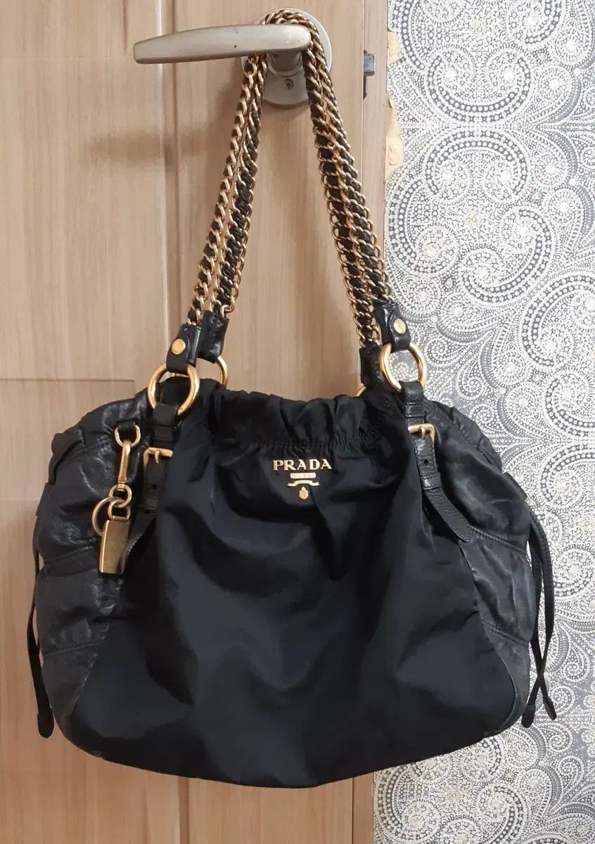 プラダ テスート ナッパ ゴールド チェーン ショルダー バッグ (正規品)