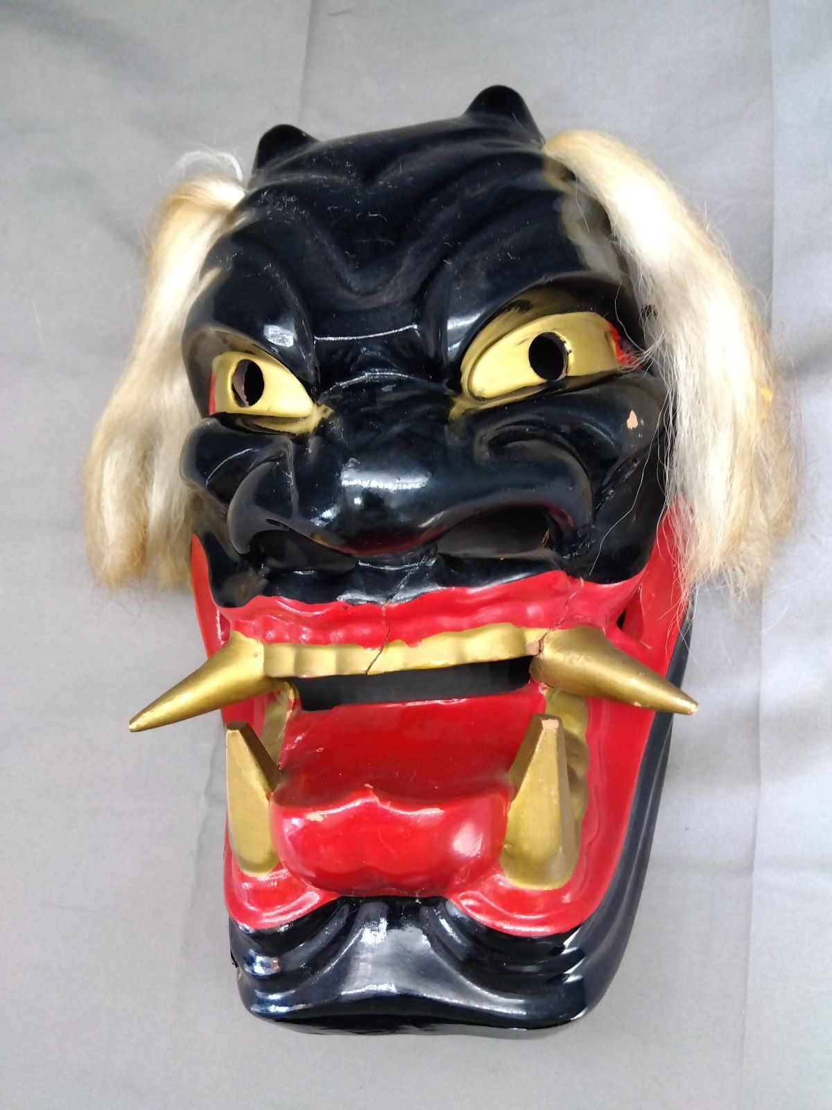 神楽面 鬼の顔 黒い毛と黄色の角　期間限定値下げ 鬼面 黒鬼 お面 神楽面 魔除け 飾り面 和風 民芸品＃1398 - メルカリ