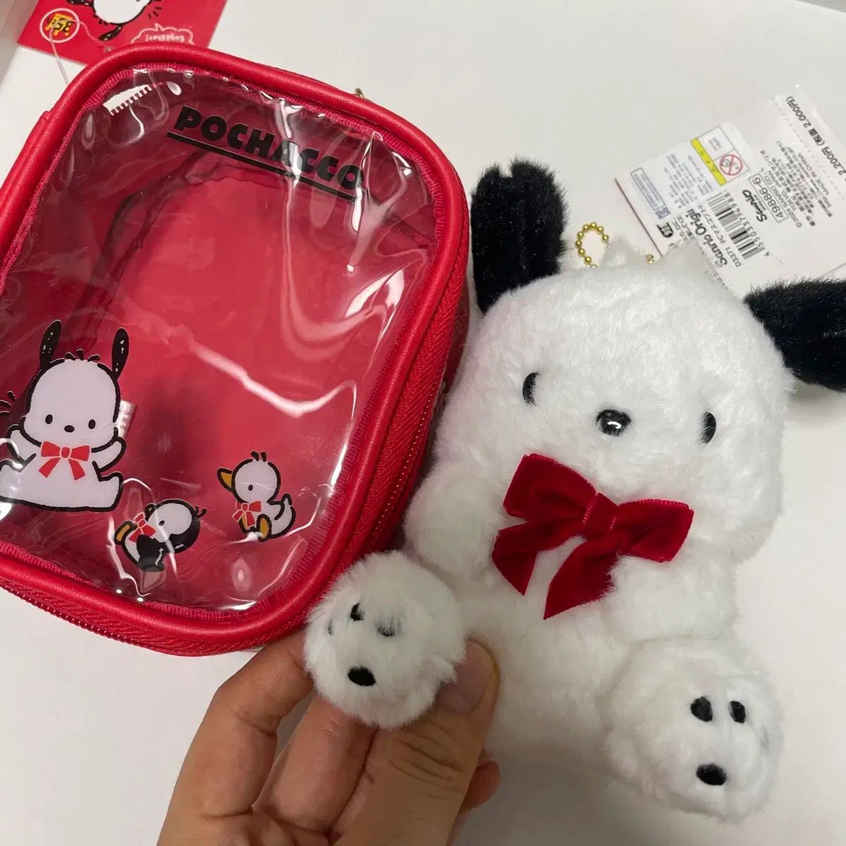 (新品) Sanrio サンリオ ポチャッコ 35周年 レッドリボン マスコット ぬいぐるみ + ポーチ セット