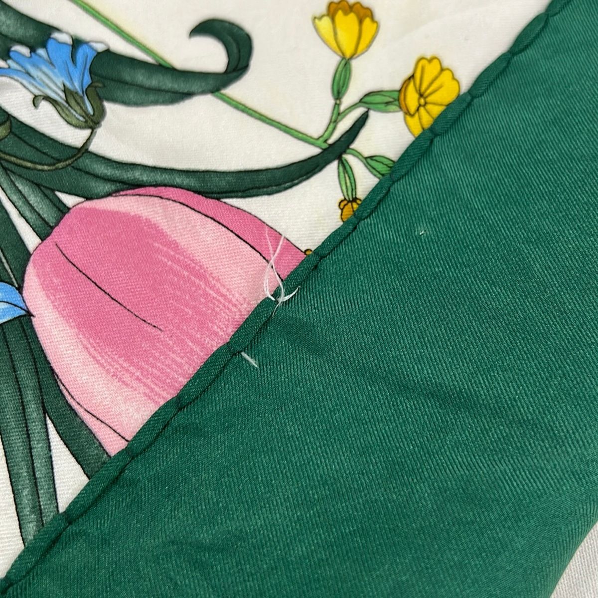 GUCCI(グッチ) スカーフ - 白×グリーン×マルチ 花柄 - メルカリ