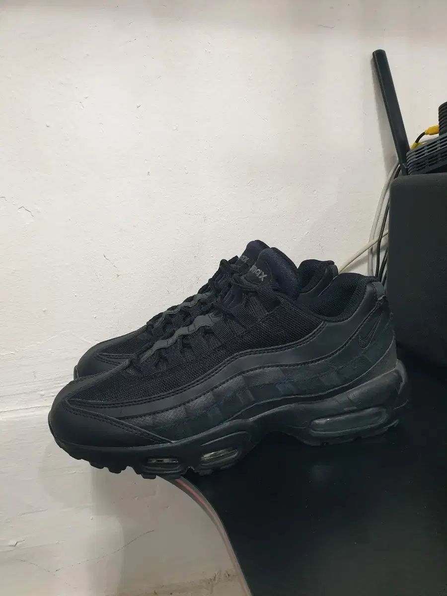 ナイキ エアマックス 95 オールブラック 255