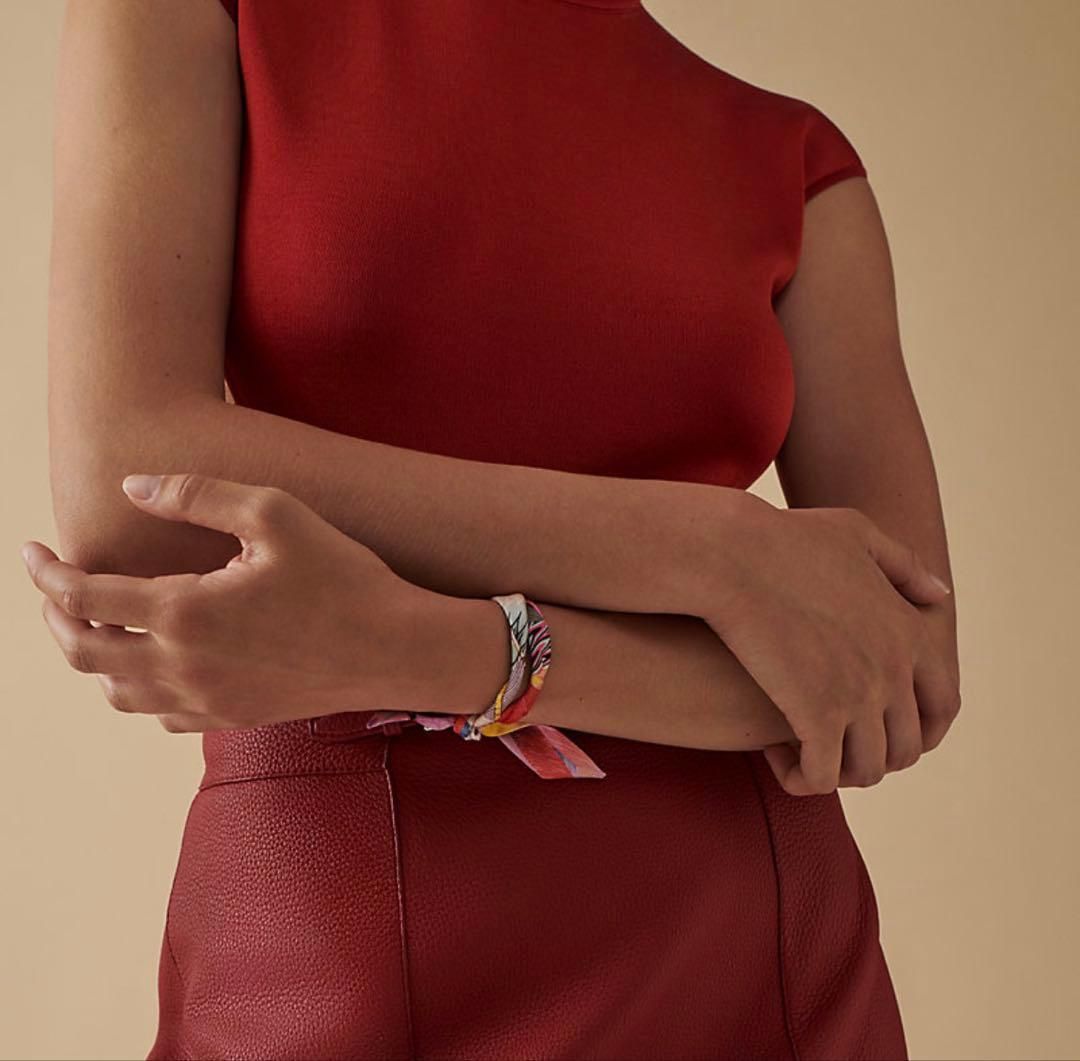 HERMES エルメス ツイリードール 赤 シルクスカーフ 美品 HERMES エルメス ツイリードール 赤 シルクスカーフ 美品