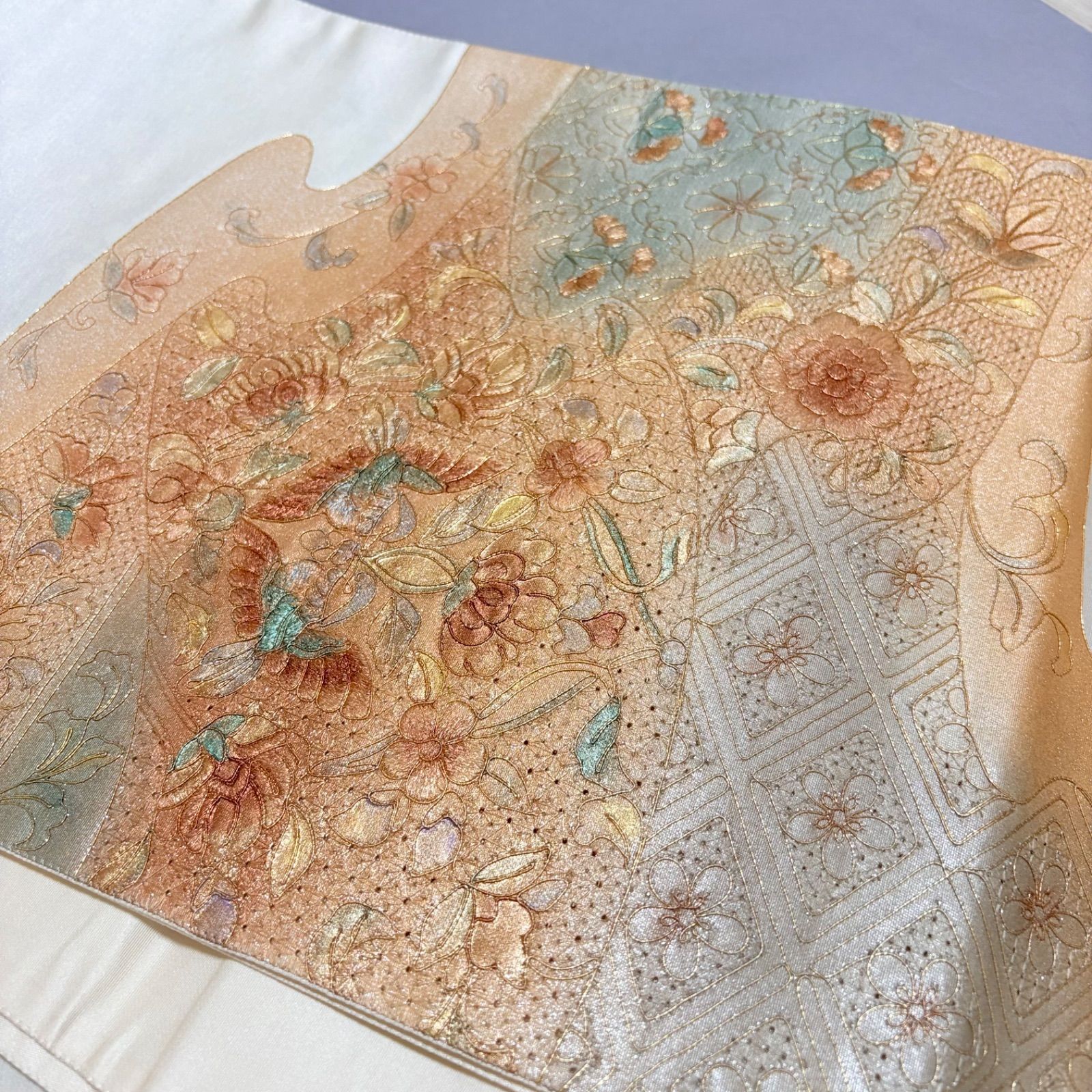 【袋帯】汕頭刺繍・箔使い・正絹袋帯・美柄・パールホワイト・お太鼓柄・良品