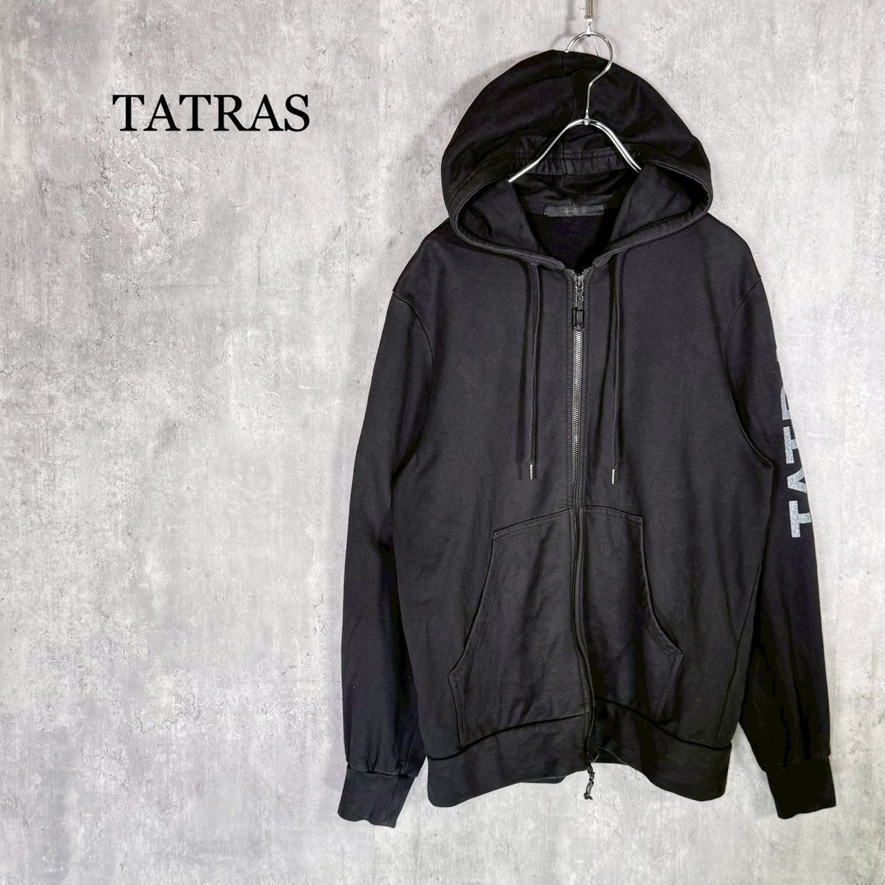 TATRAS』タトラス(M)KAWARA ラメロゴプリント ジップアップパーカー