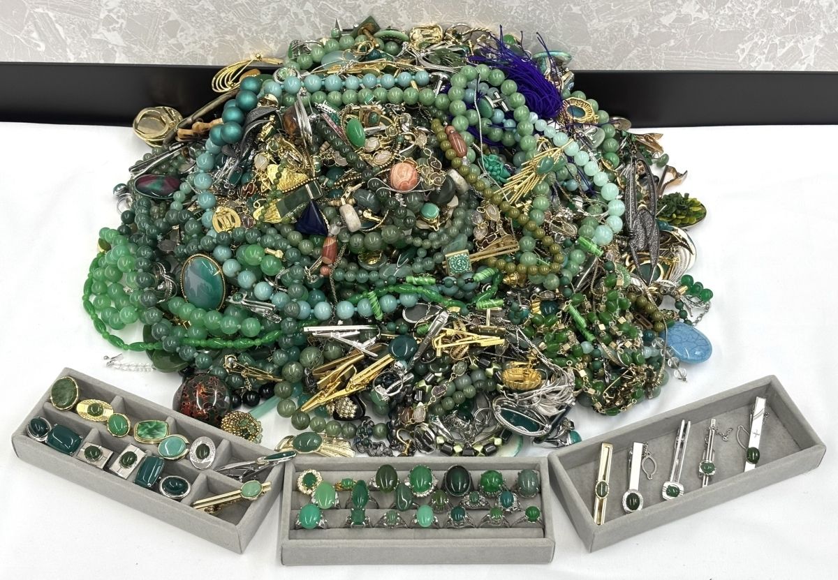 【アクセサリーおまとめ 翡翠 緑石 約7.1kg】ヒスイ ひすい アクセ ネックレス ネクタイピン カフス カラーストーン