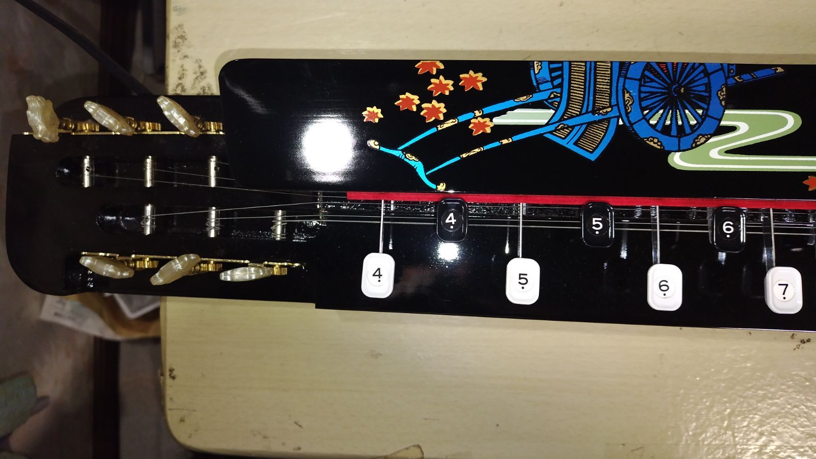 h234◇大正琴◇ 紅葉と御所車が描かれた蒔絵風デザインのSUZUKI製