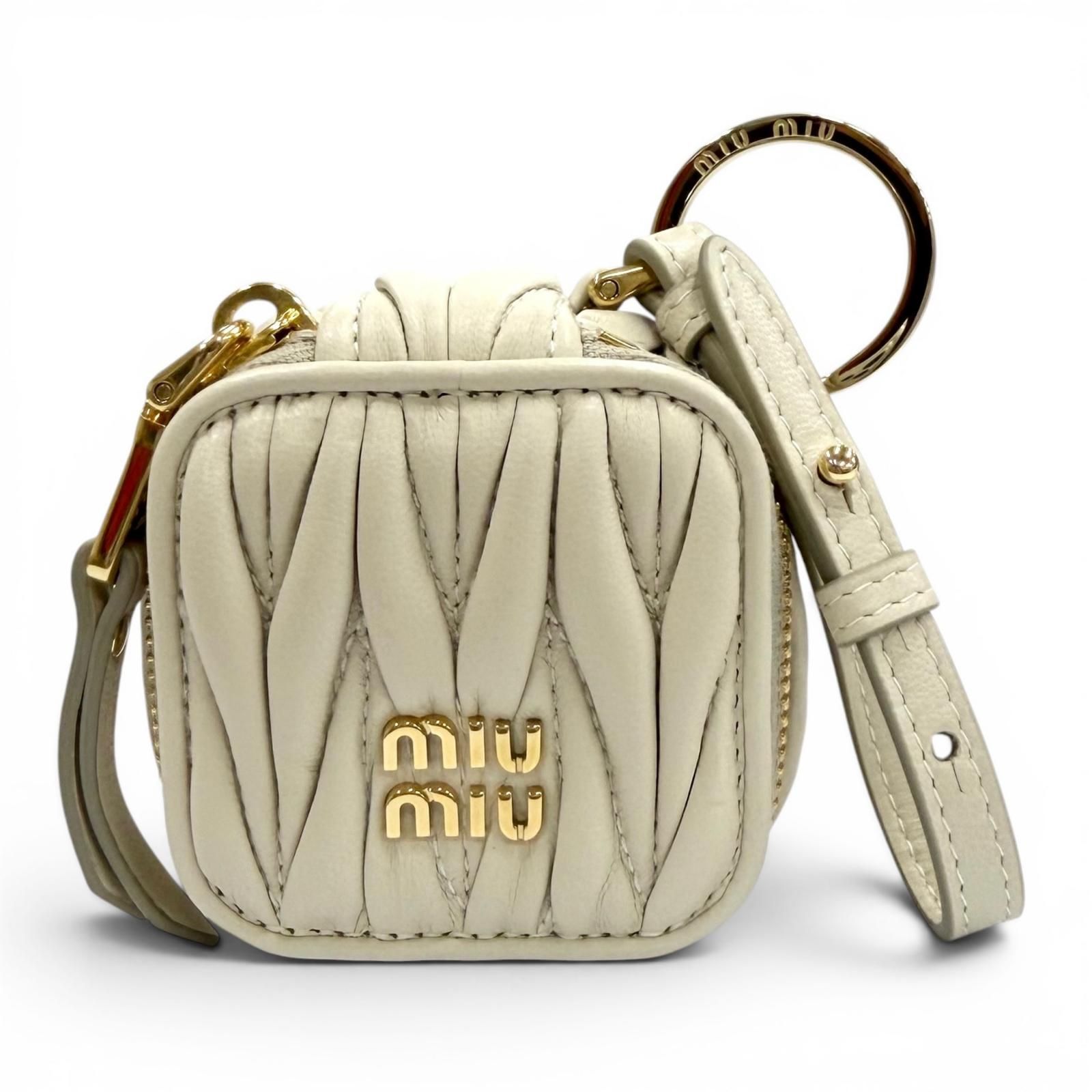 極美品★MIUMIU ミュウミュウ 5TL527 マテラッセ チャーム ロゴ金具付 レザー バッグチャーム ベージュ ゴールド金具 レディース 箱付き