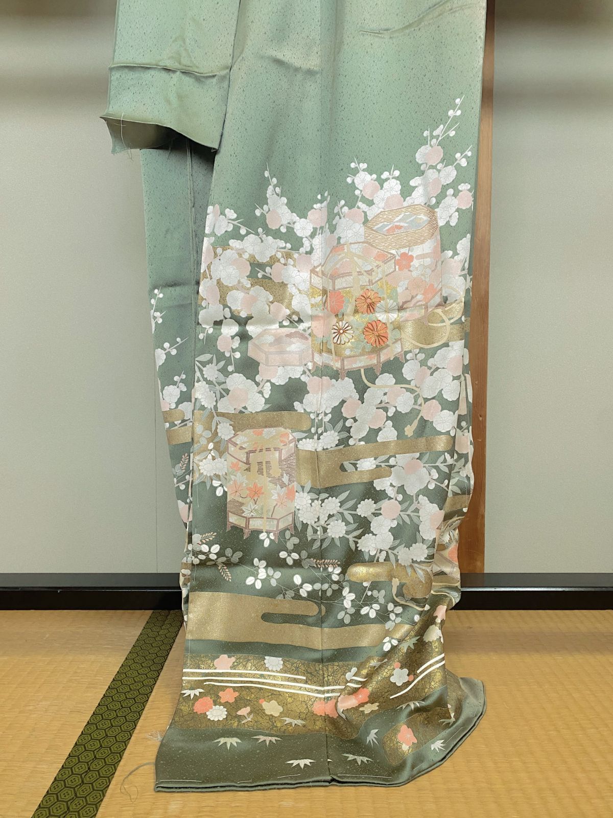 771B【アンティーク着物】付下げ？袷 正絹？？落ち着いた草色 しつけ糸