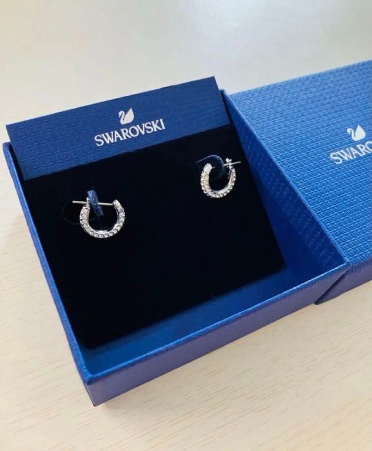 スワロフスキー Swarovski Dexteraフープピアスパヴェ - メルカリ