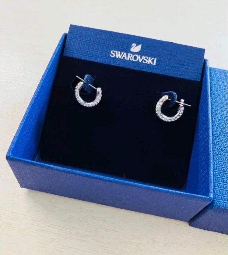 スワロフスキー　ピアス　Dextera フープ　パヴェ　正規品　新品　箱付 スワロフスキー Swarovski Dexteraフープピアスパヴェ - メルカリ