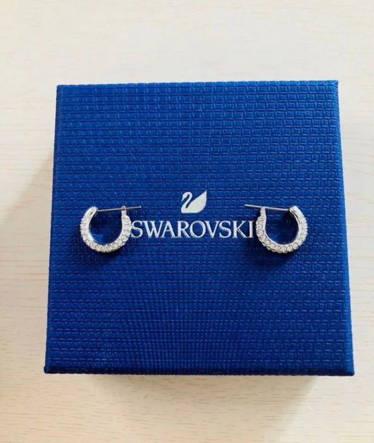 スワロフスキー Swarovski Dexteraフープピアスパヴェ - メルカリ