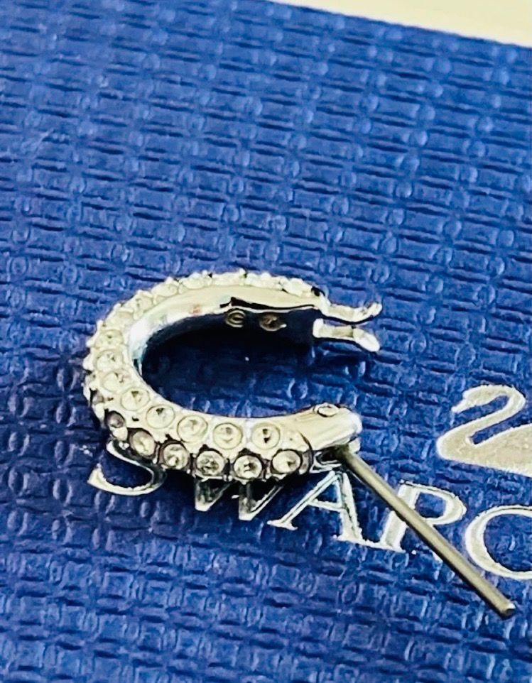 スワロフスキー Swarovski Dexteraフープピアスパヴェ - メルカリ