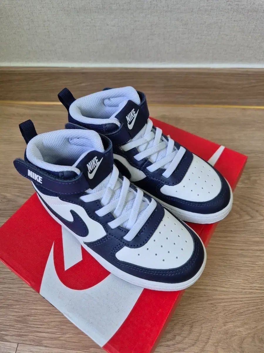 新品)160)ナイキ キッズ コートバーロウ ミッド 2