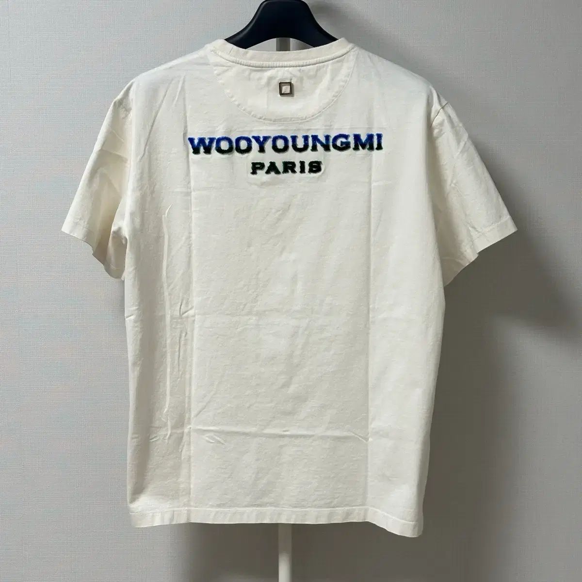 50 ウーヨンミ(WOOYOUNG) ファジー バックロゴ 半袖 Tシャツ アイボリー