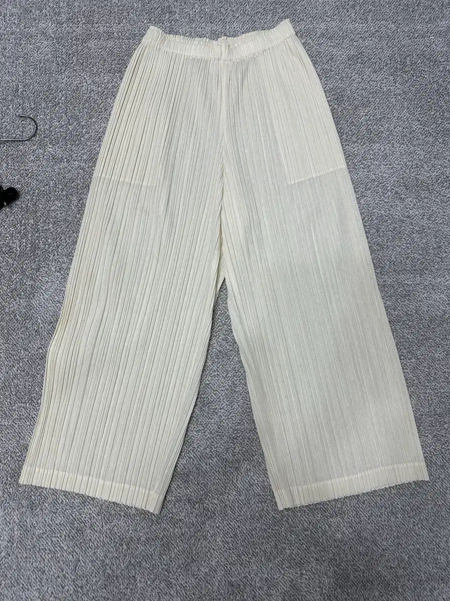 プリーツプリーズ ラミ パンツ 32,416円