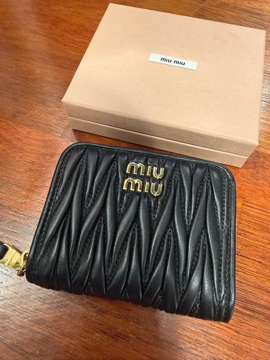 新品級) MIU MIU ジッパーカードウォレット