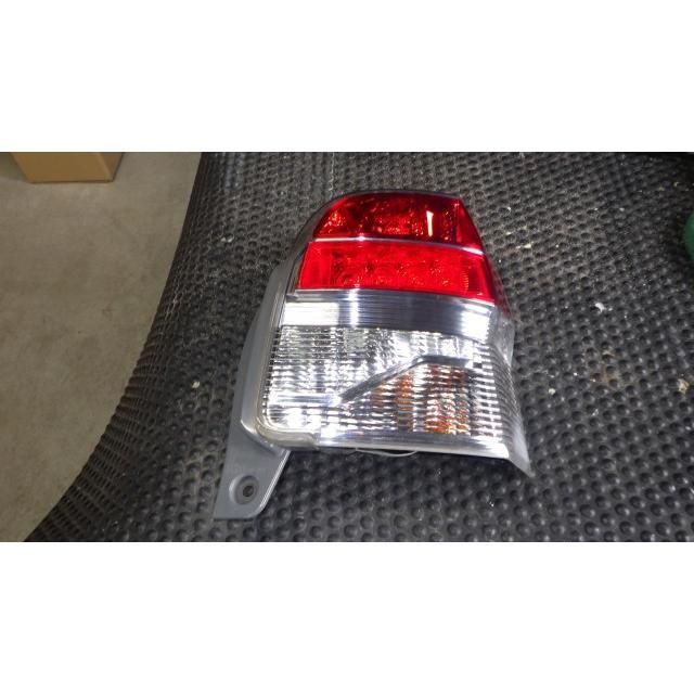 スペイド DBA-NCP145 右テールランプ