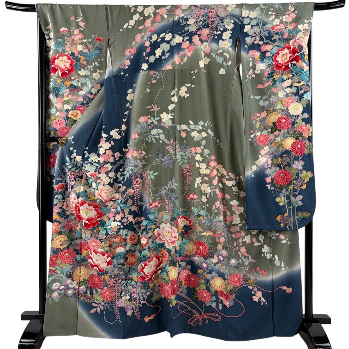 【美品】 振袖 身丈165cm 裄丈67cm M 袷 落款 牡丹 菊 染め分け ぼかし 青灰色 正絹 逸品 三つ紋 【中古】 26,850円