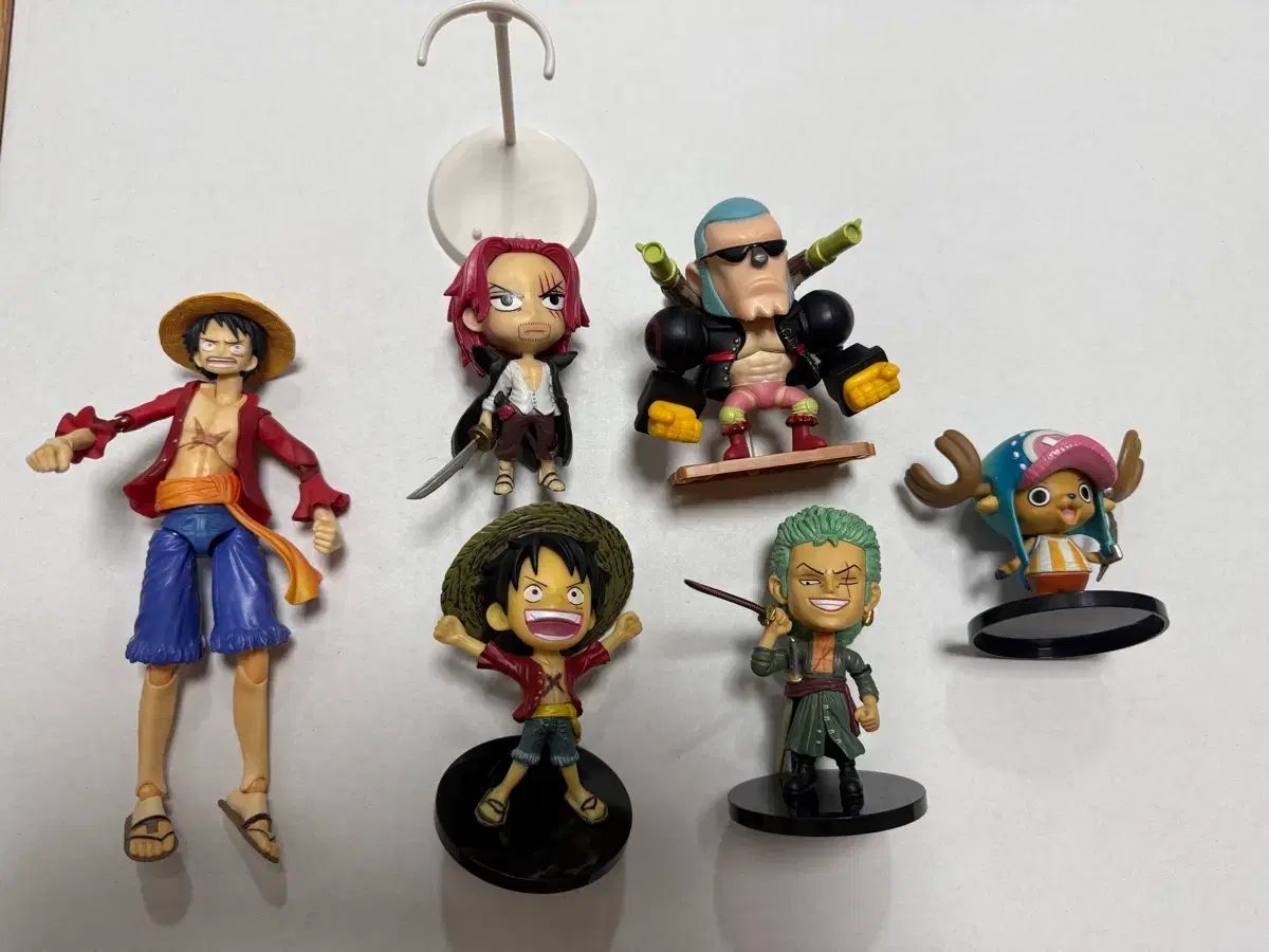 フィギュア ワンピース ルフィ 8個セット シャンクス⁄ ルフィ⁄ゾロ