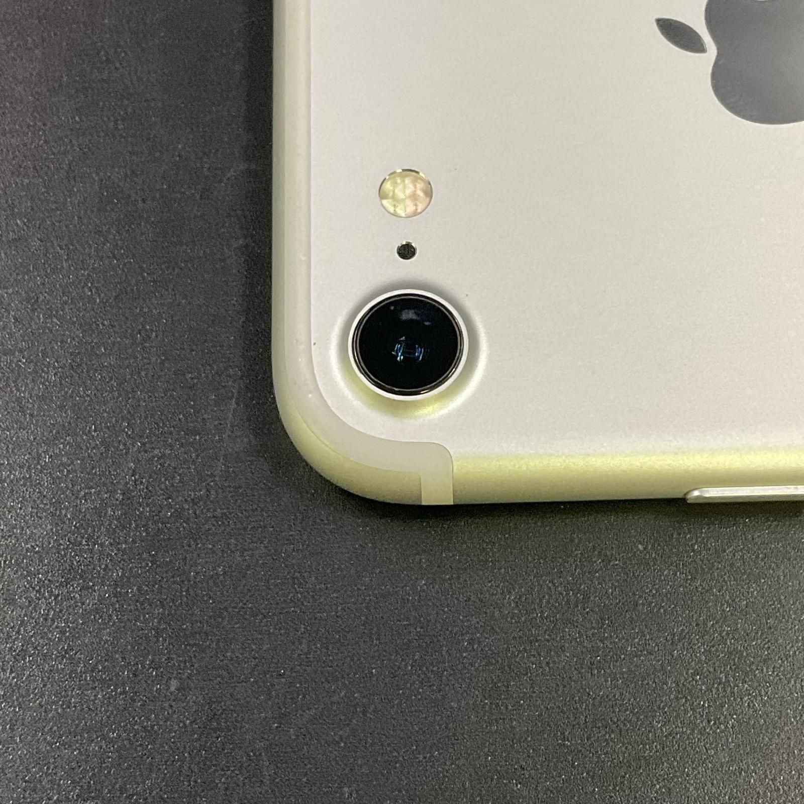 全額返金保証】【最速発送】 iPhone 7 32GB シルバー docomo 白ロム 美