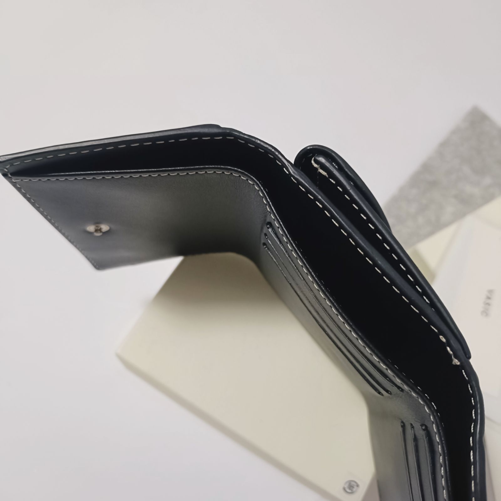 未使用に近い VASIC ヴァジック 三つ折り財布 コンパクトウォレット レザー VASIC ヴァジック 三つ折り財布 コンパクトウォレット 牛革 ブラック