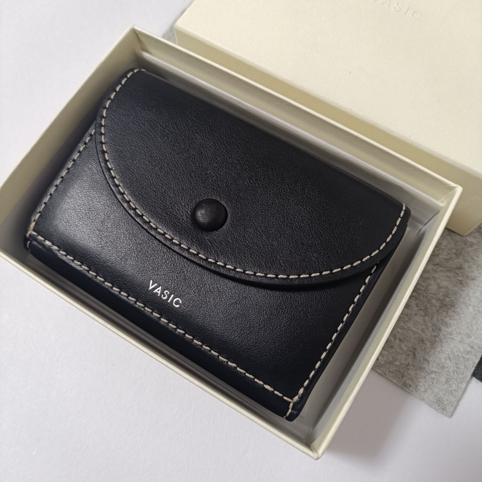 未使用に近い VASIC ヴァジック 三つ折り財布 コンパクトウォレット レザー VASIC ヴァジック 三つ折り財布 コンパクトウォレット 牛革 ブラック