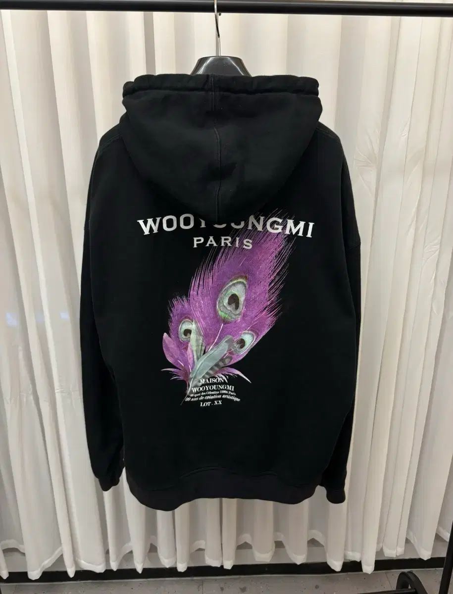 52 ウーヨンミ(WOOYOUNGMI) フェザー バックロゴ フーディー Tシャツ ブラック