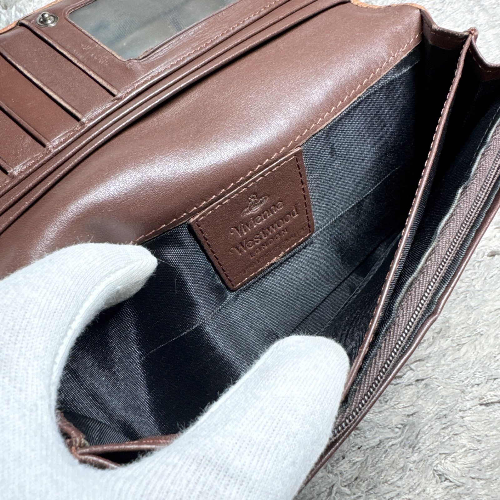 Vivienne Westwood ヴィヴィアンウエストウッド 長財布 エンボス
