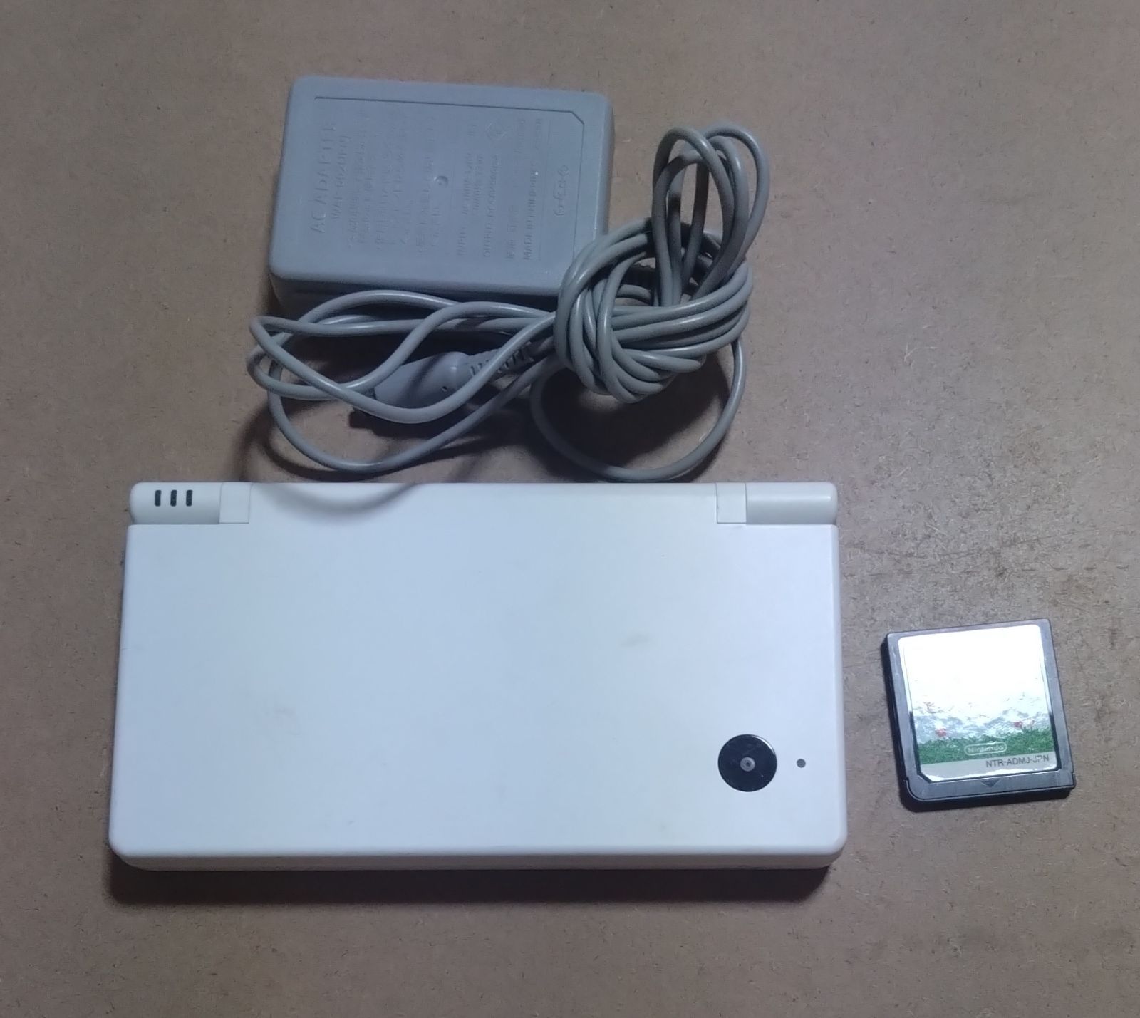 DSi i ホワイト カセット付き ニンテンドーDSi】ホワイトすぐに遊べるセットです 本体＋電源＋カード