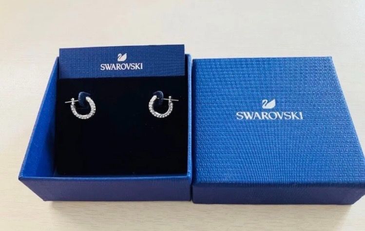 スワロフスキー Swarovski Dexteraフープピアスパヴェ - メルカリ