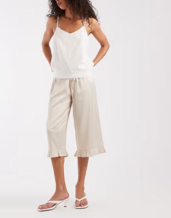 モーテル レディース ボトムス カジュアルパンツ フリル サテン キャップ Motel Tunelia satin capri ruffledge pants ineutral NEUTRAL