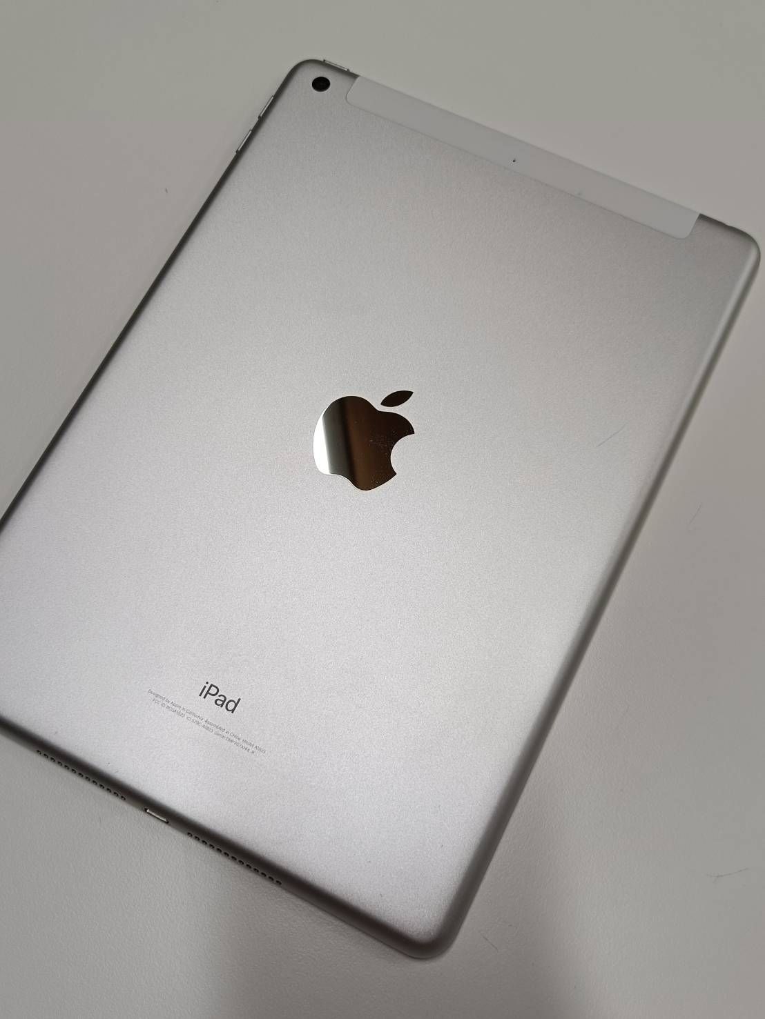 iPad 第5世代 32GB シルバー SIMフリー 中古 - メルカリ