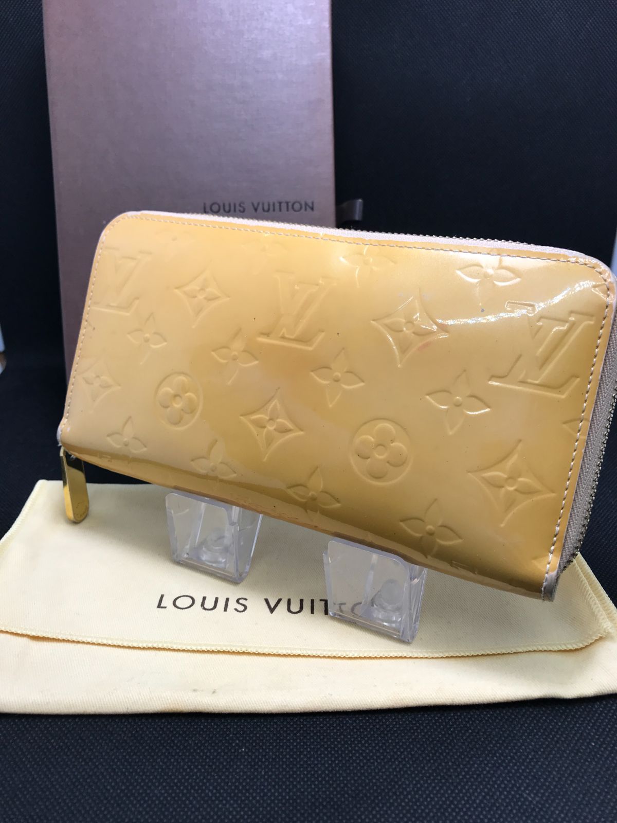 LOUIS VUITTON　ルイヴィトン　長財布　ジッピーウォレット　ラウンドファスナー　ヴェルニ　イエロー系　2480