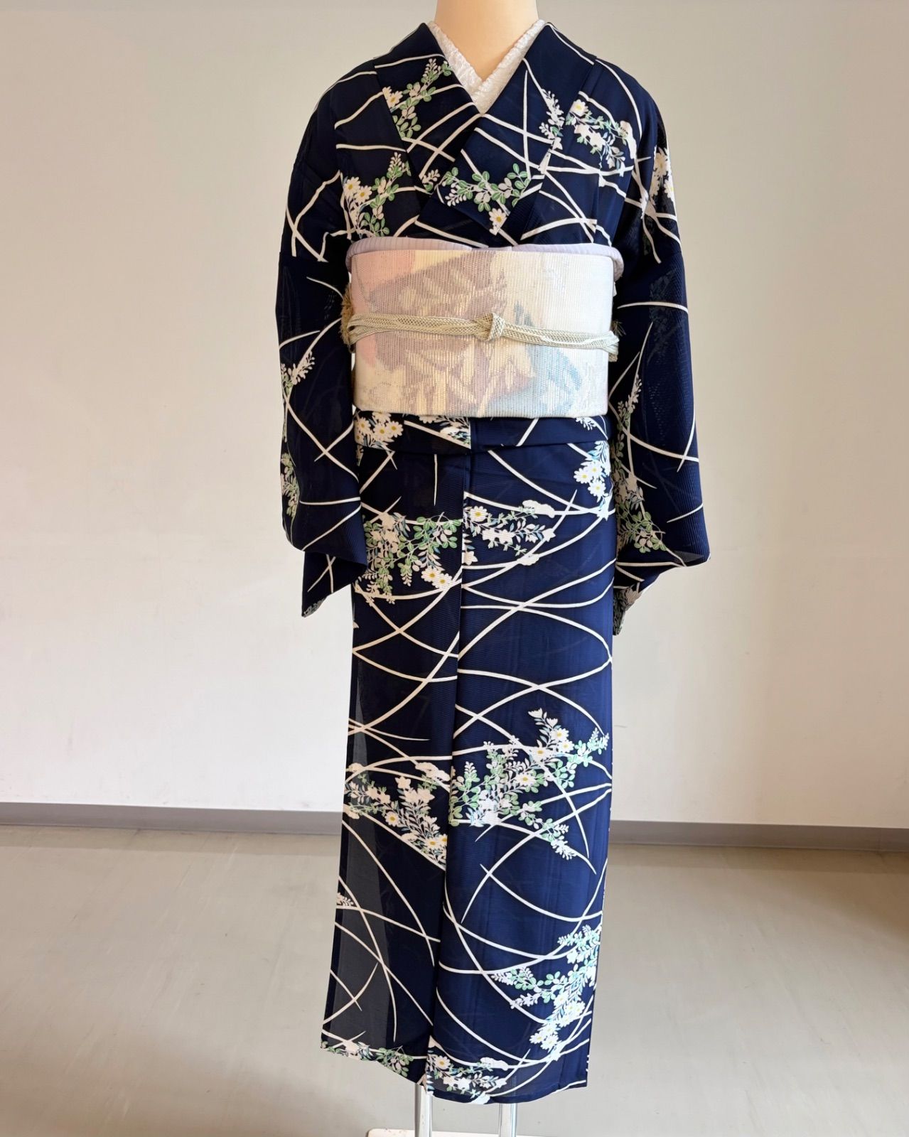 【夏着物 正絹 絽 小紋】紺 流水 秋草 花柄 涼感 お茶会 観劇 街歩き KなB200